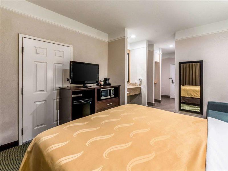 Quality Inn & Suites Seaworld North Сан Антонио Екстериор снимка