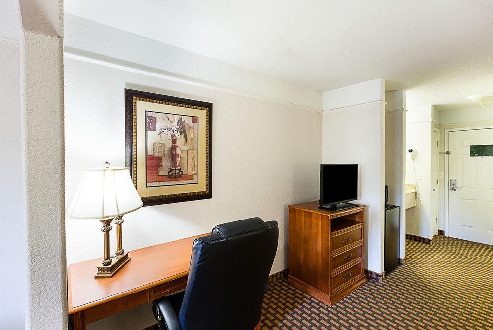 Quality Inn & Suites Seaworld North Сан Антонио Екстериор снимка