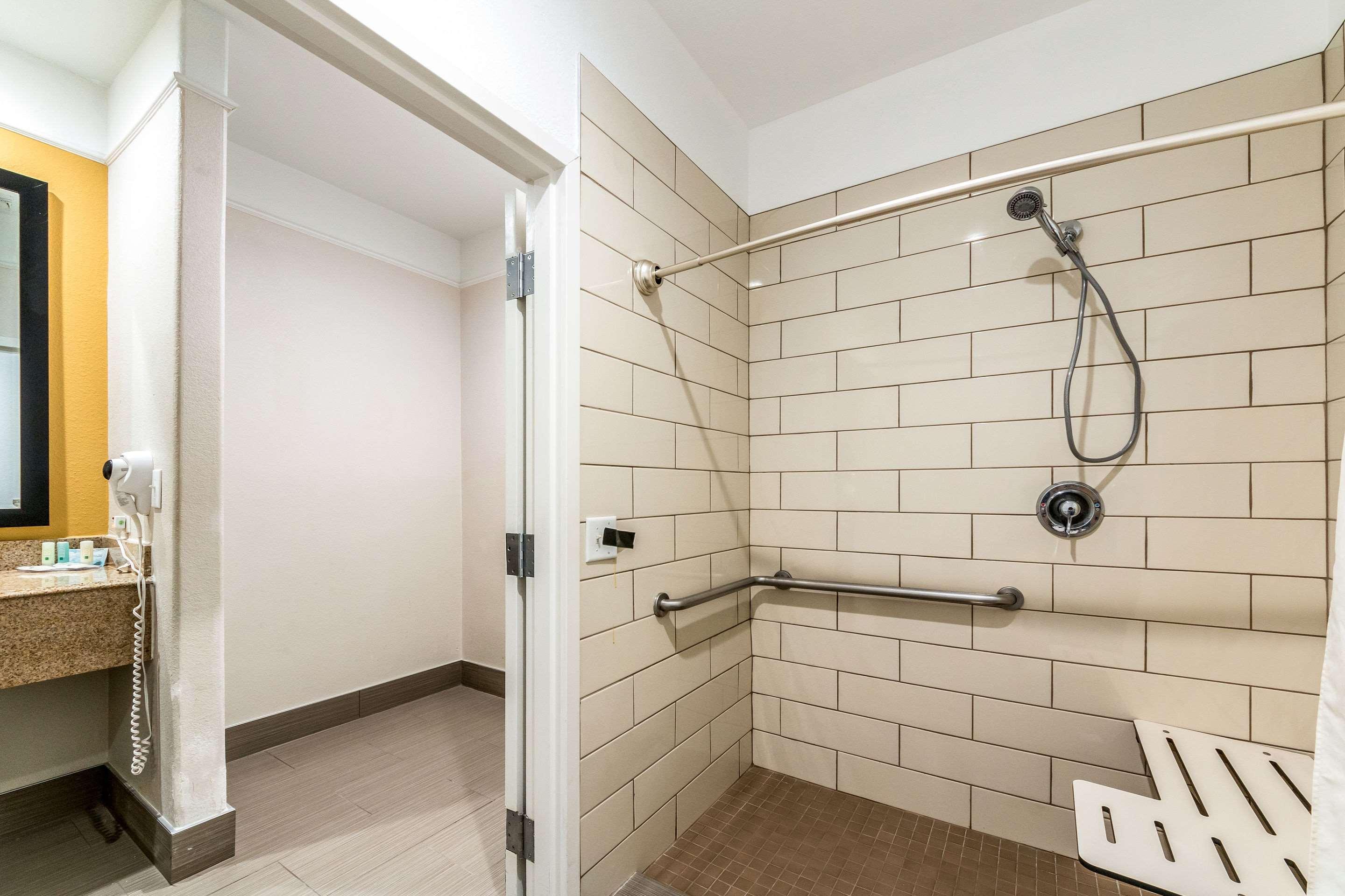 Quality Inn & Suites Seaworld North Сан Антонио Екстериор снимка