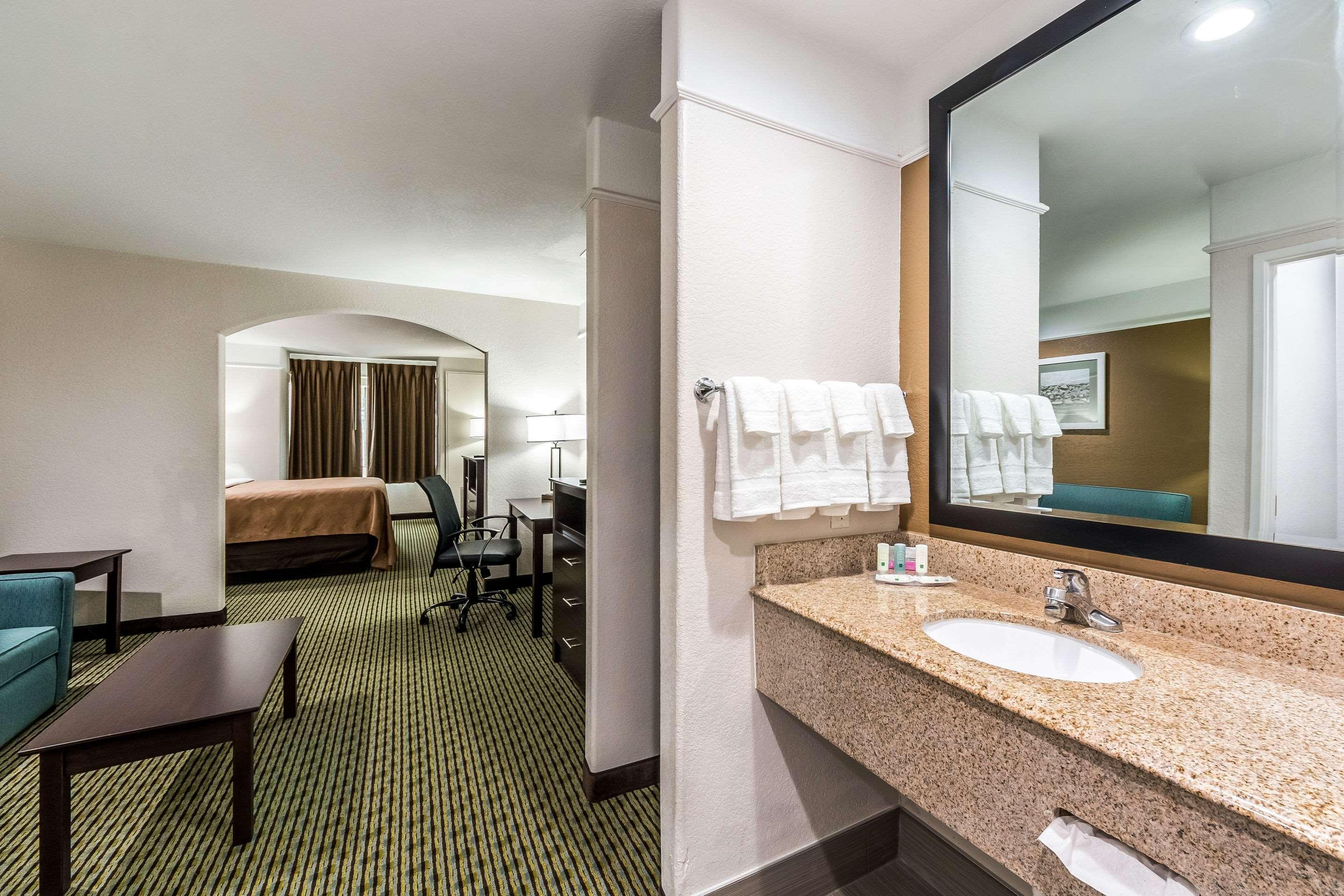 Quality Inn & Suites Seaworld North Сан Антонио Екстериор снимка