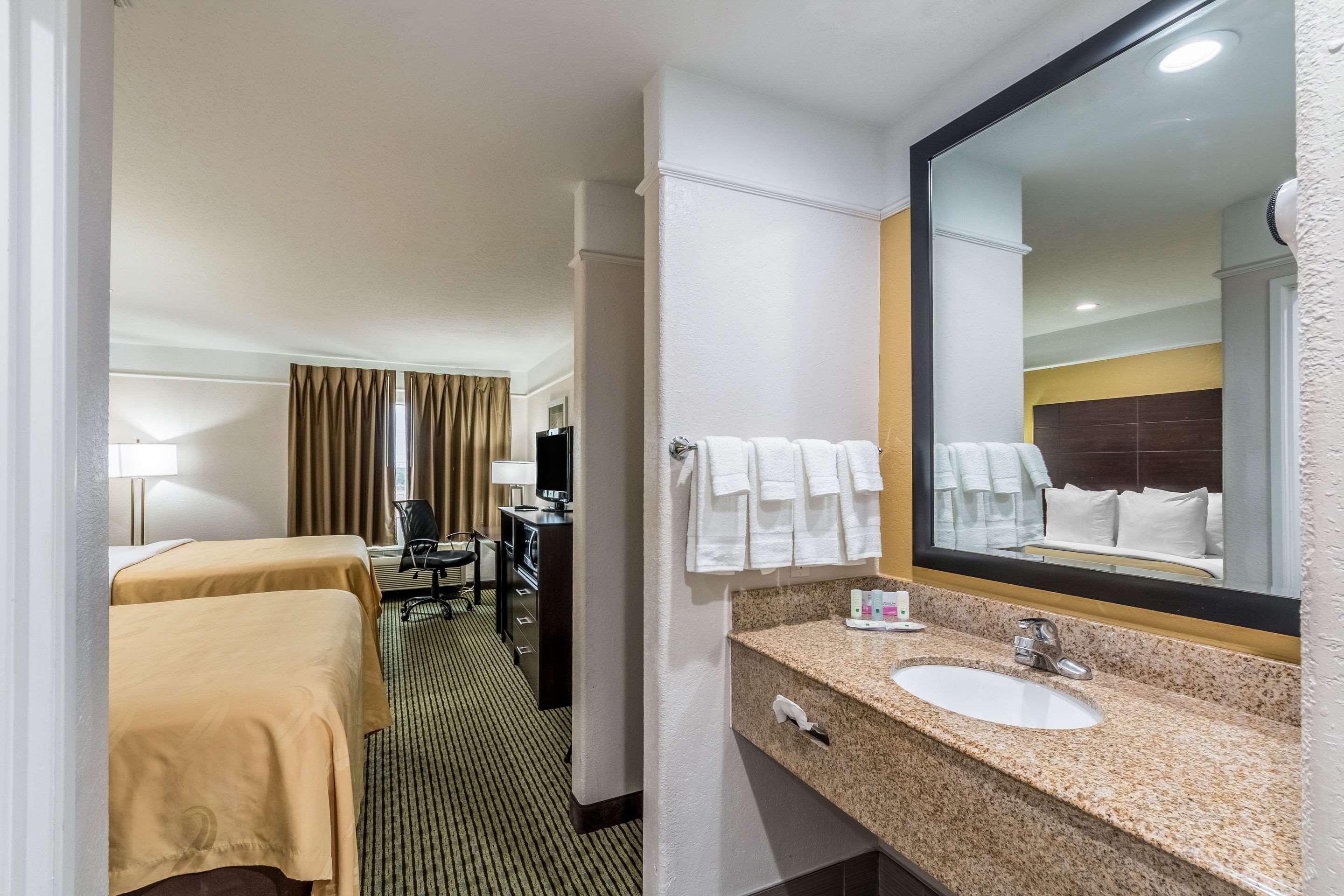 Quality Inn & Suites Seaworld North Сан Антонио Екстериор снимка