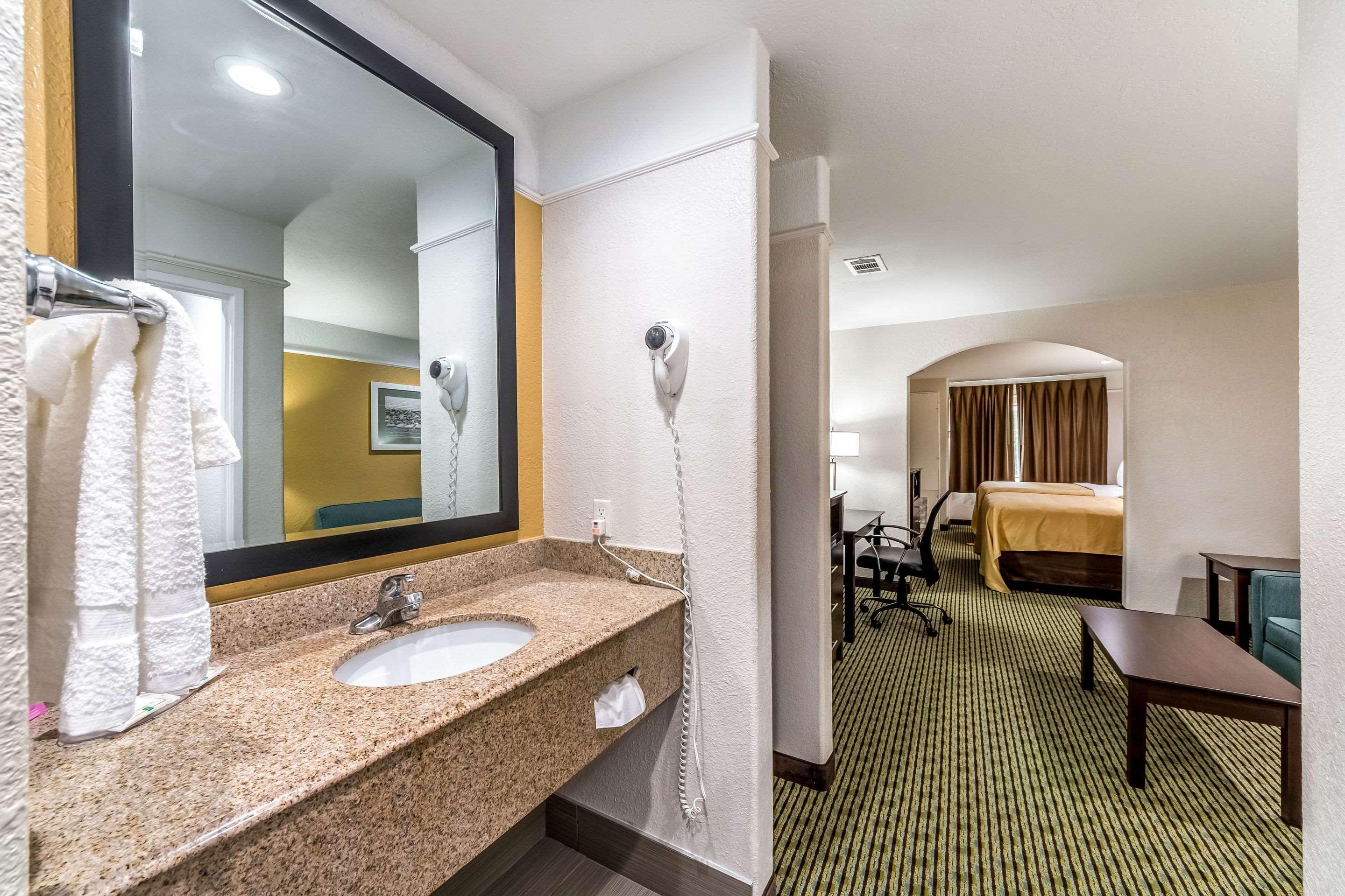 Quality Inn & Suites Seaworld North Сан Антонио Екстериор снимка