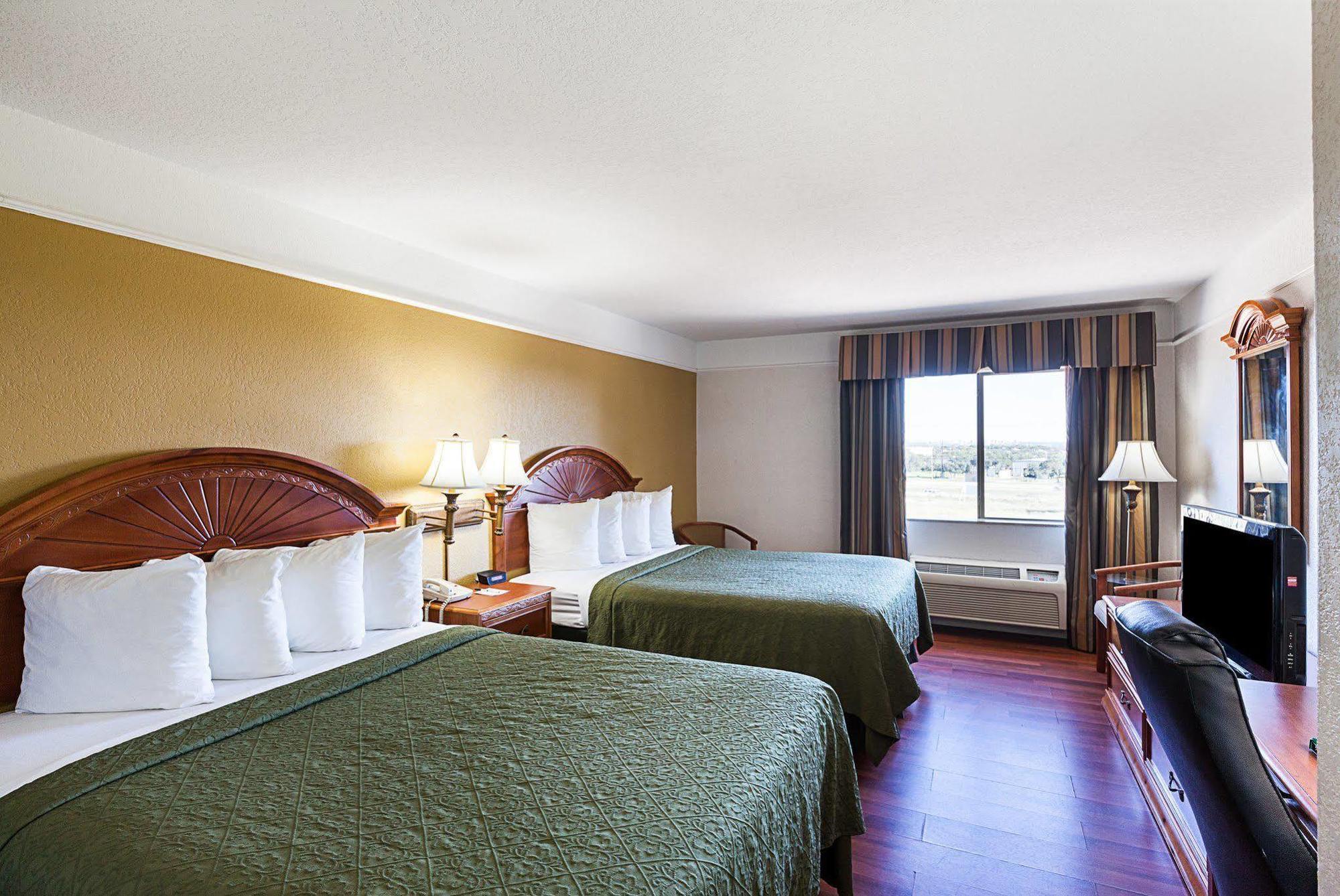 Quality Inn & Suites Seaworld North Сан Антонио Екстериор снимка